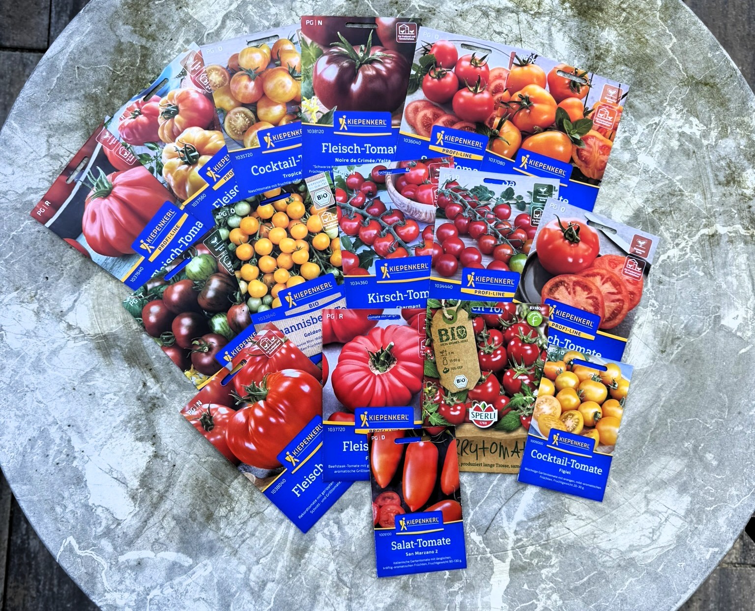 Samenfestes Saatgut vs Hybrid - Zwei Saatguttütchen im direkten Vergleich auf Holztisch